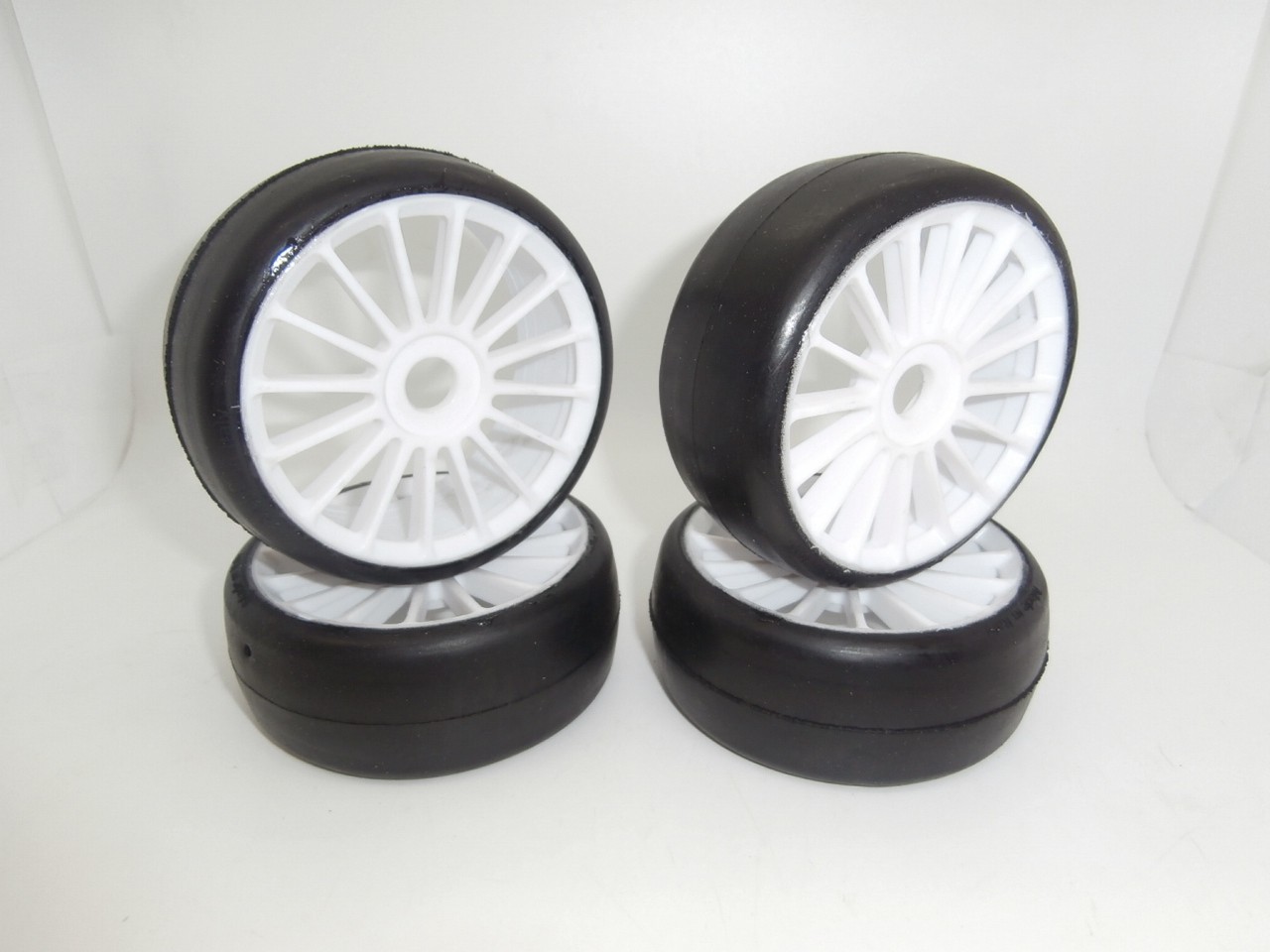 SP1/8th GT Slick Tyres Extreme Performance Soft 2 pair.